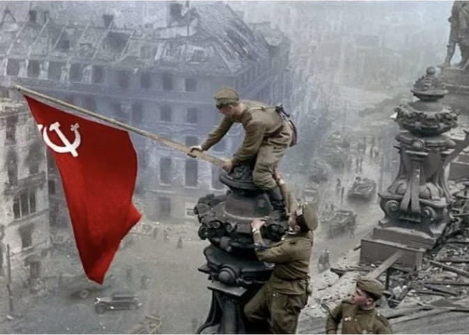 30 апреля 1945 года в Берлине над Рейхстагом поднято Знамя Победы