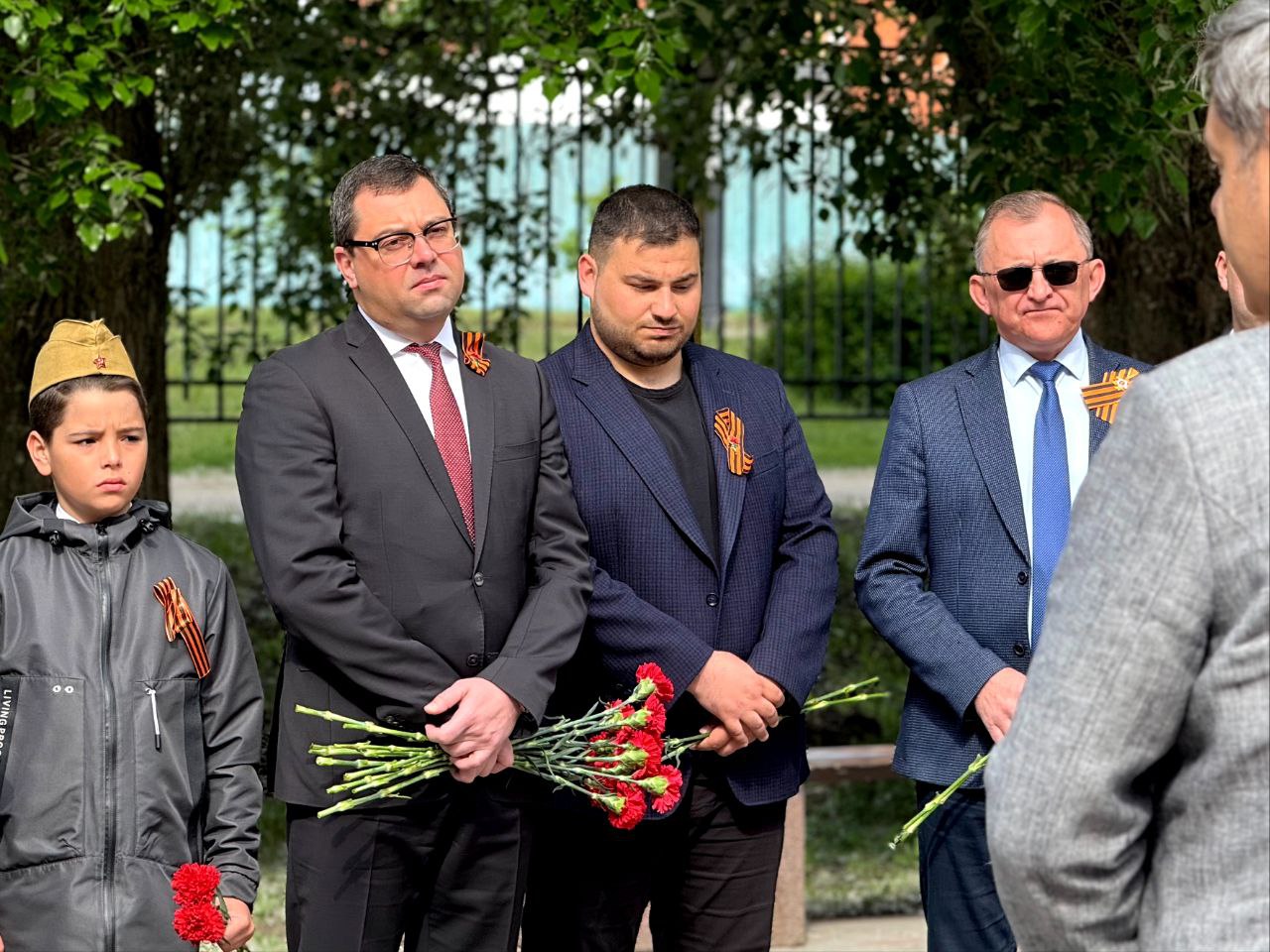 Державинцы возложили цветы на Аллее Славы фото анонса