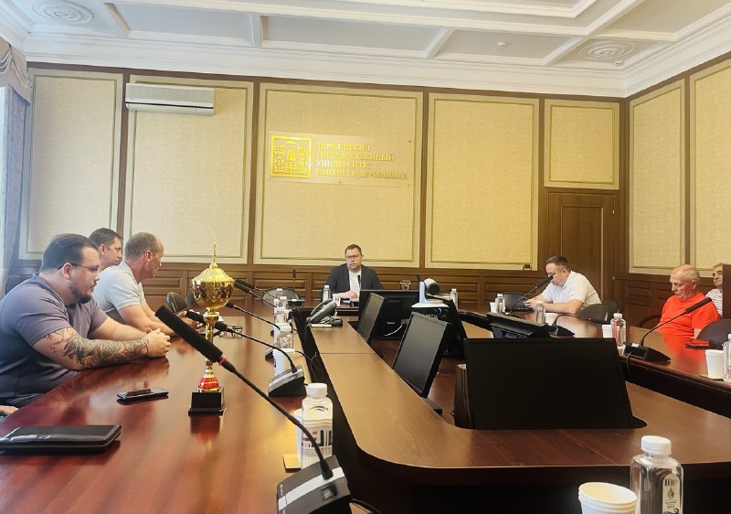 Изображение новости: Ректор Павел Моисеев провёл рабочую встречу с руководством спортклуба и тренерами команд университета