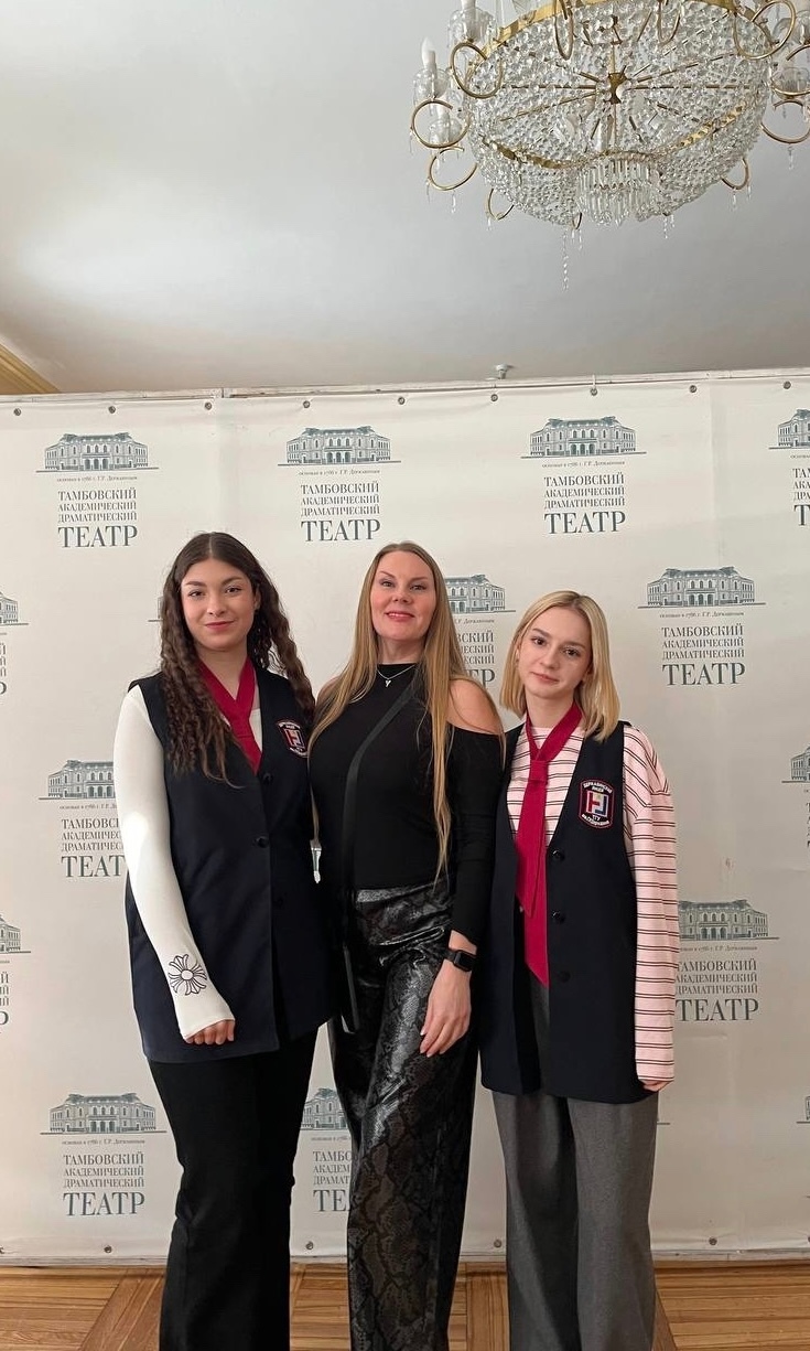 Активисты Державинского лицея увидели театр изнутри