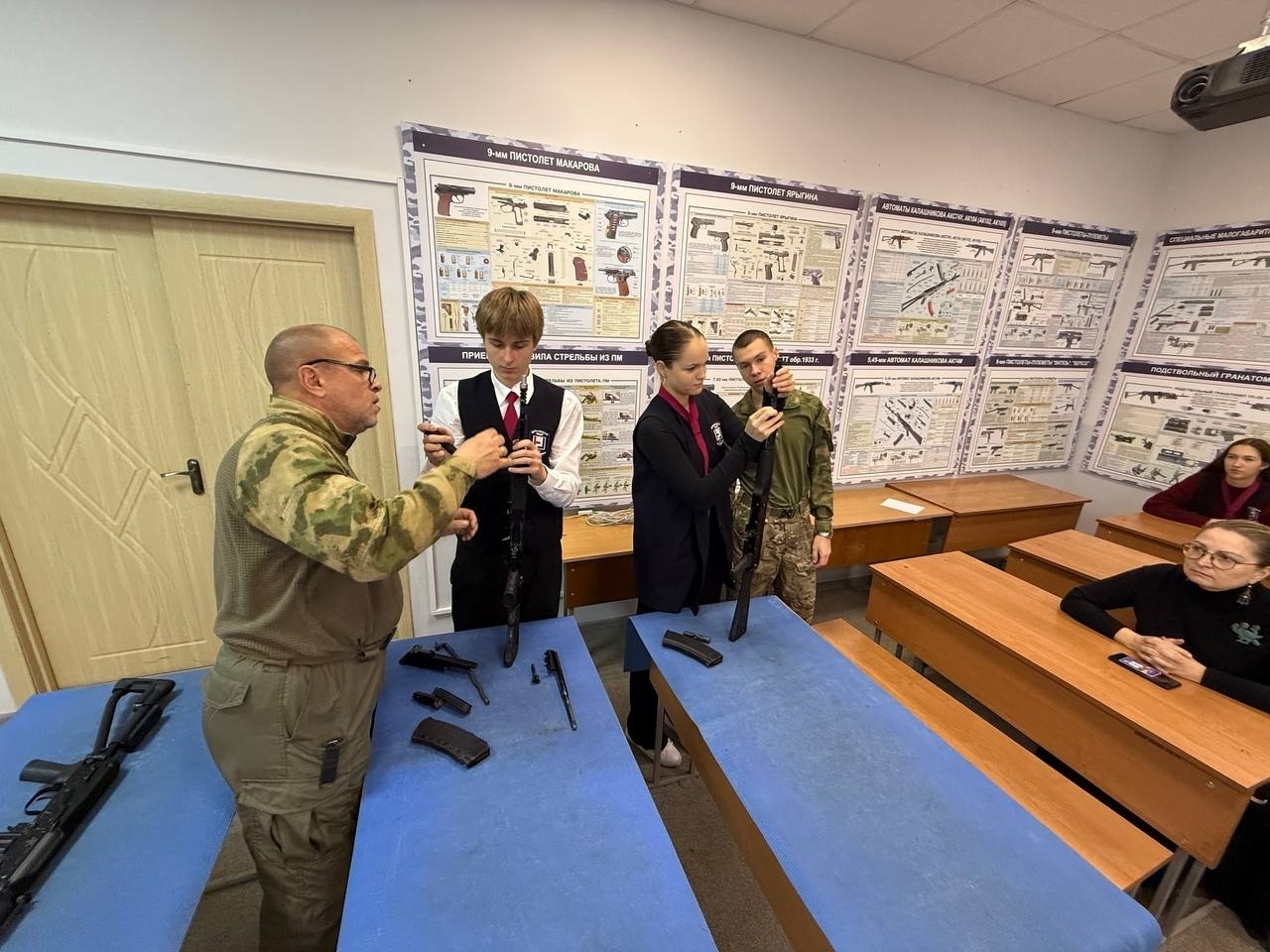 Десятиклассники универсального класса Державинского лицея посетили Институт права и национальной безопасности