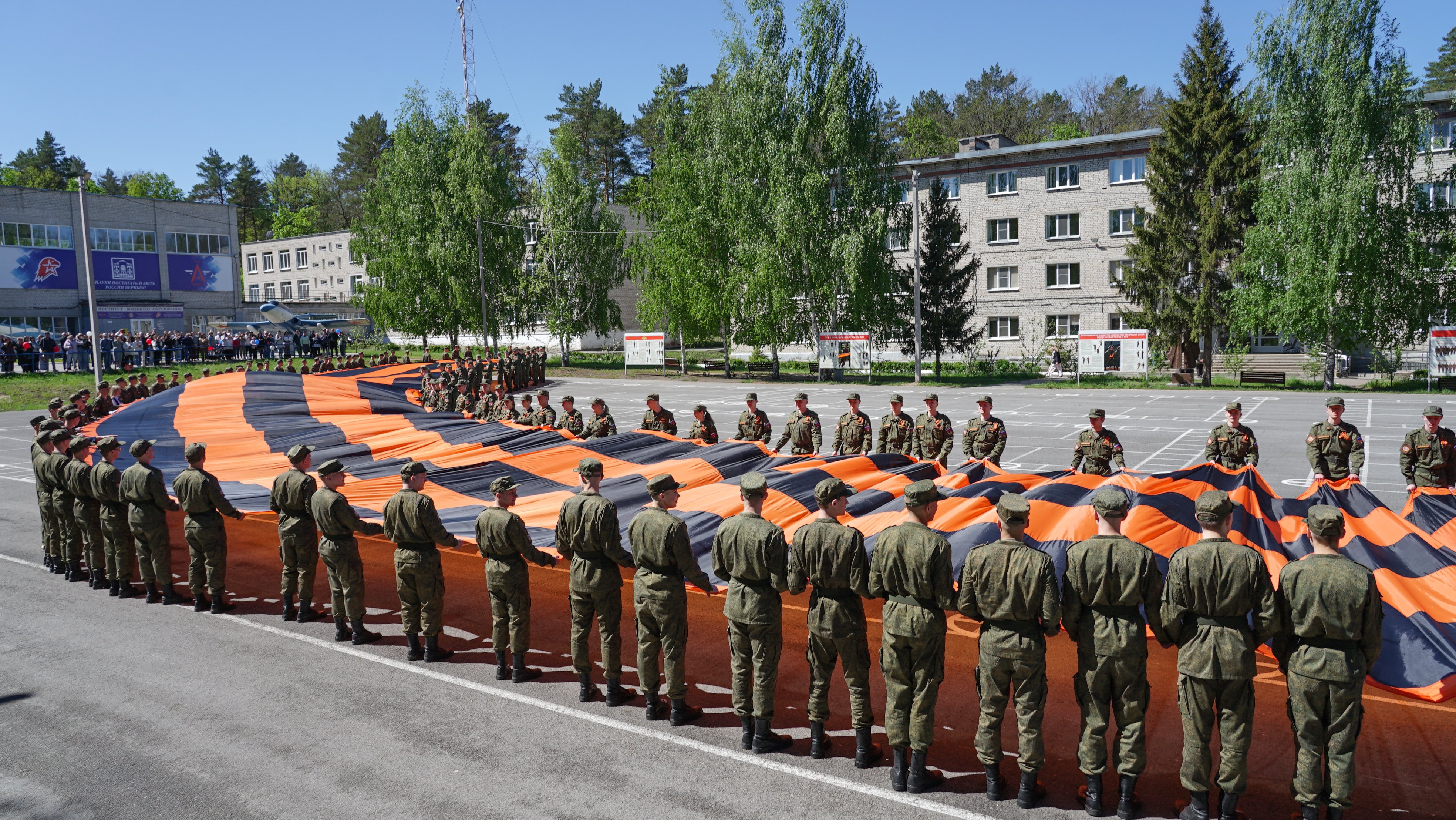Державинцы развернули самую большую в мире Георгиевскую ленту фото анонса