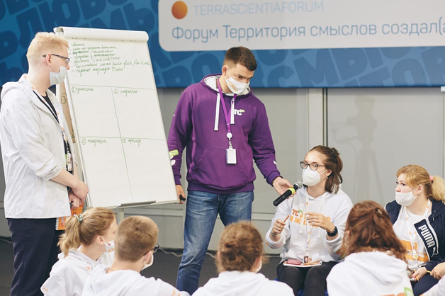 Изображение новости: Ректор ТГУ Владимир Стромов посетил молодежный форум «Территория смыслов»