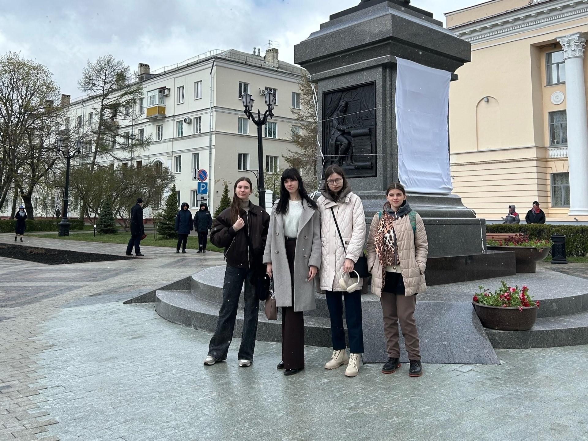 27 апреля, студенты первого курса направления подготовки «Музеология» стали участниками важного культурного события — открытия памятника Г. Р. Державину.