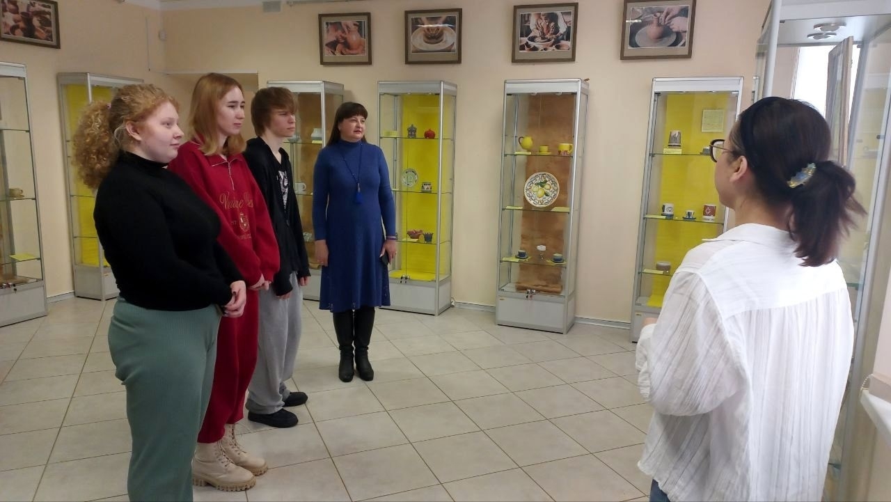  2 марта, студенты третьего курса направления подготовки "Музеология и охрана объектов культурного и природного наследия" посетили выставку авторской керамики «Социология вещи».