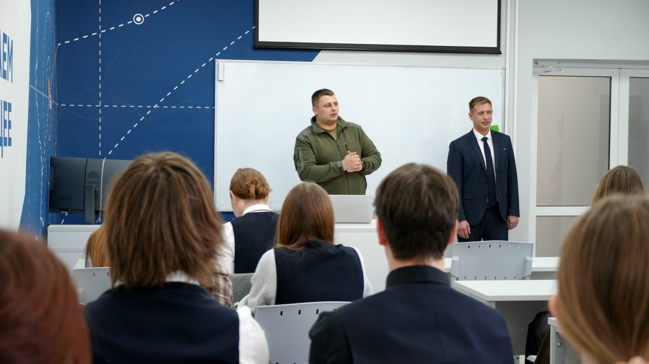 Изображение новости: Участники проекта «СВОй путь» провели для учеников Державинского лицея уроки мужества