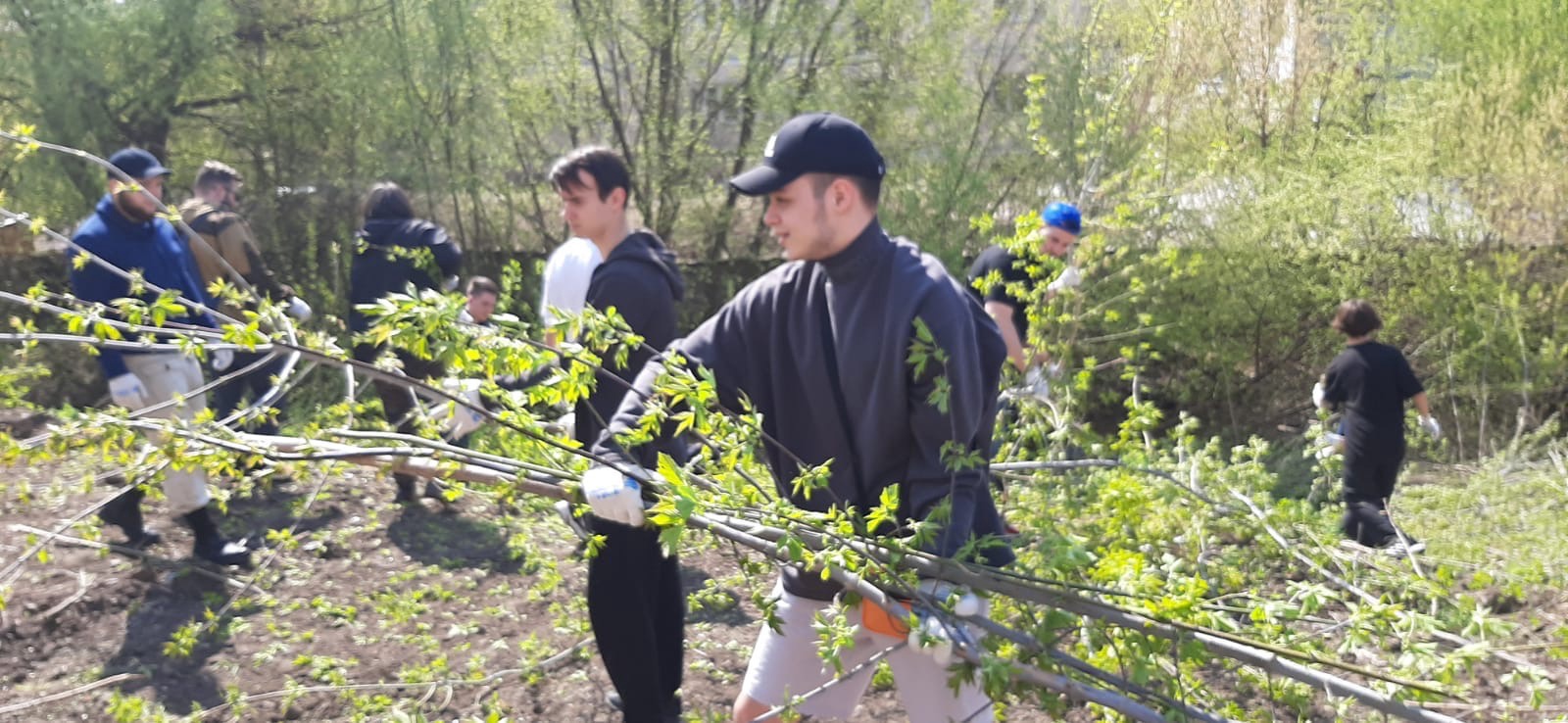 26 апреля студенты ИУЭиС Державинского университета поучаствовали в  масштабном субботнике, состоявшимся на берегах реки Студенец