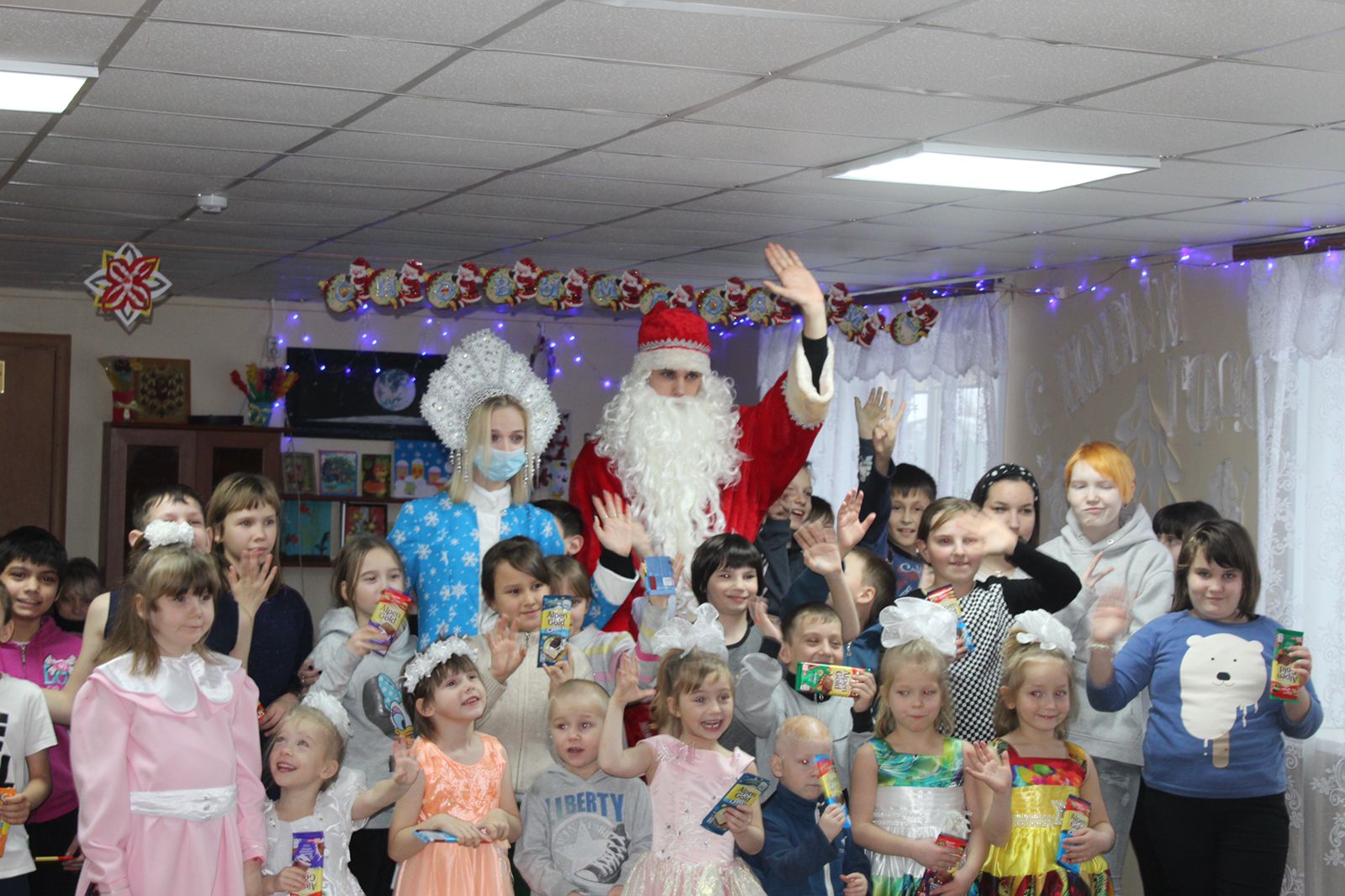 25 декабря, в рамках Акции «Державинский детям», новогодний праздник для детей из социального приюта «Орешек» организовал - волонтёрский отряд «Эхо»