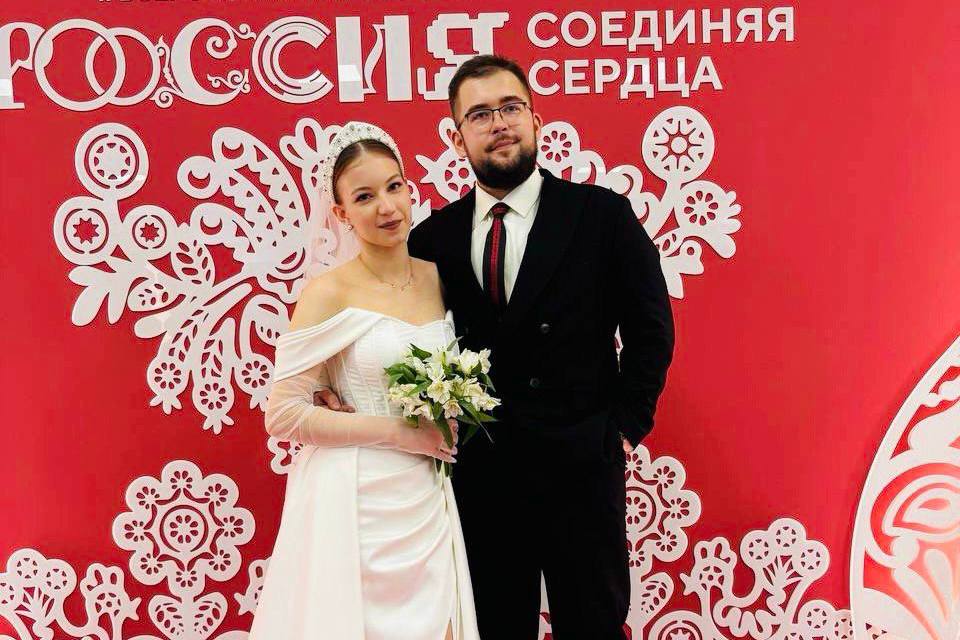 Студенты Державинского Константин Рязанов и Ангелина Елатомцева заключили брак на Всероссийском свадебном фестивале «Россия. Соединяя сердца»  фото анонса