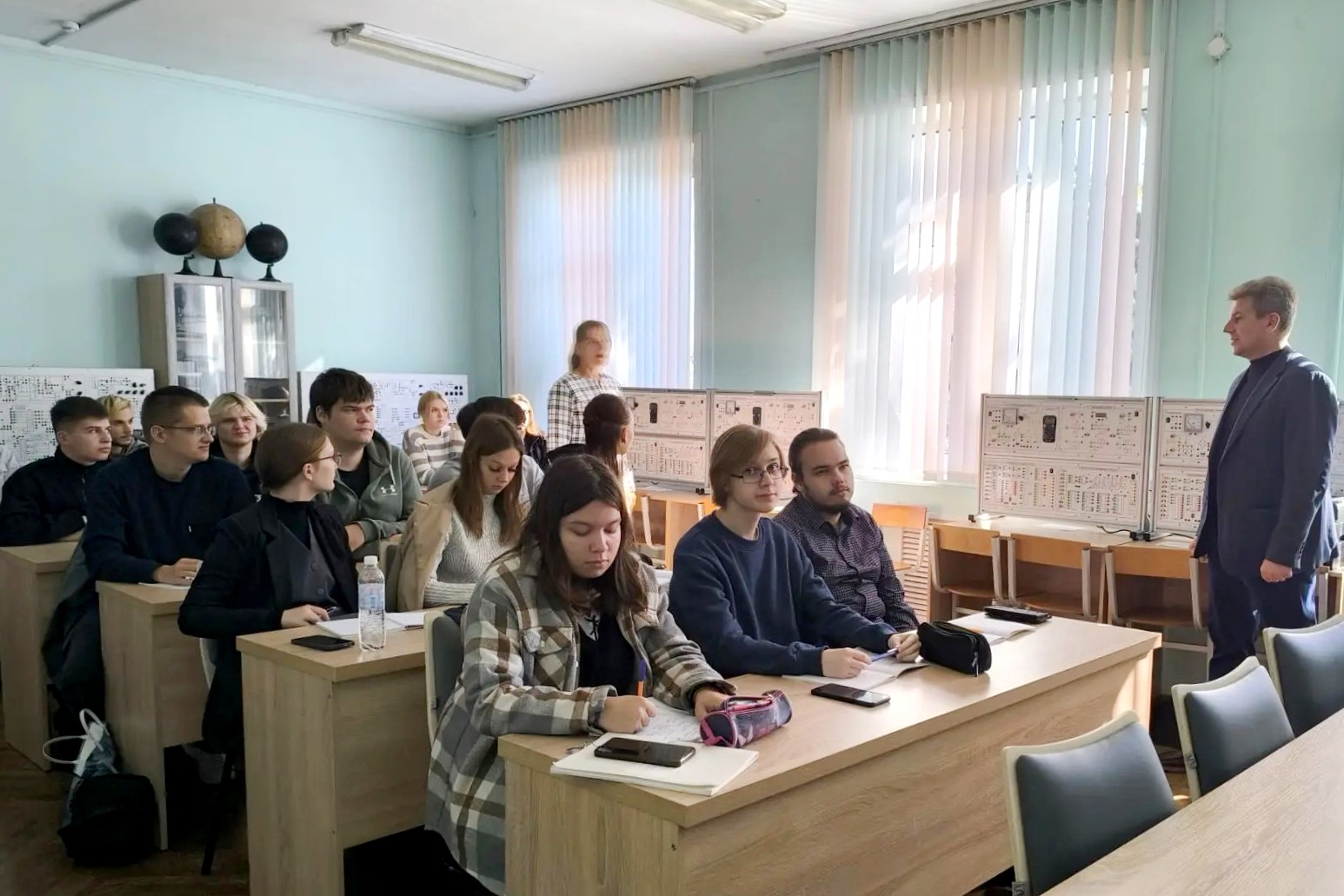 Изображение новости: Профессор Державинского Александр Дмитриевский читает лекции студентам Могилевского госуниверситета