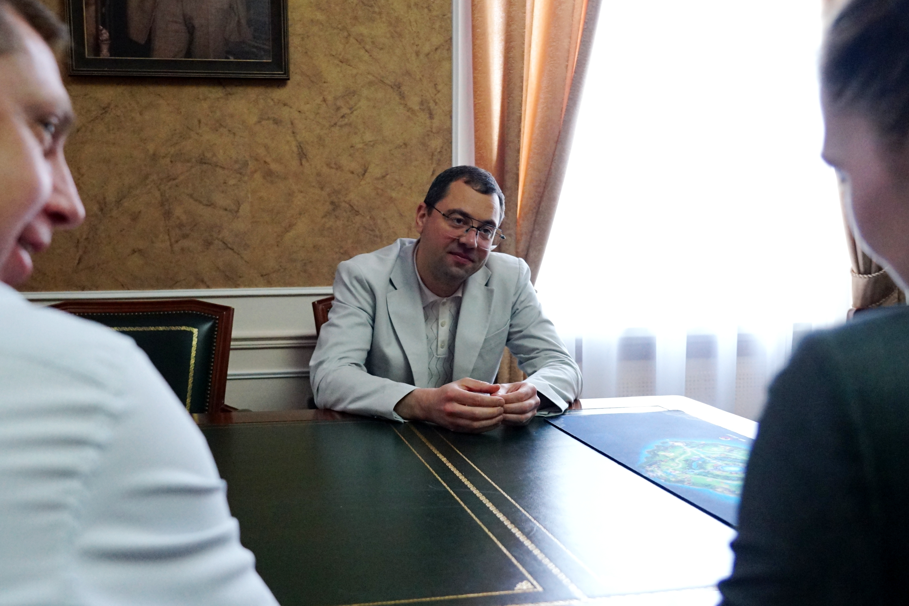 Изображение новости: Ректор Павел Моисеев наградил студентку и участницу Олимпийских игр Анастасию Семёнову за заслуги перед вузом
