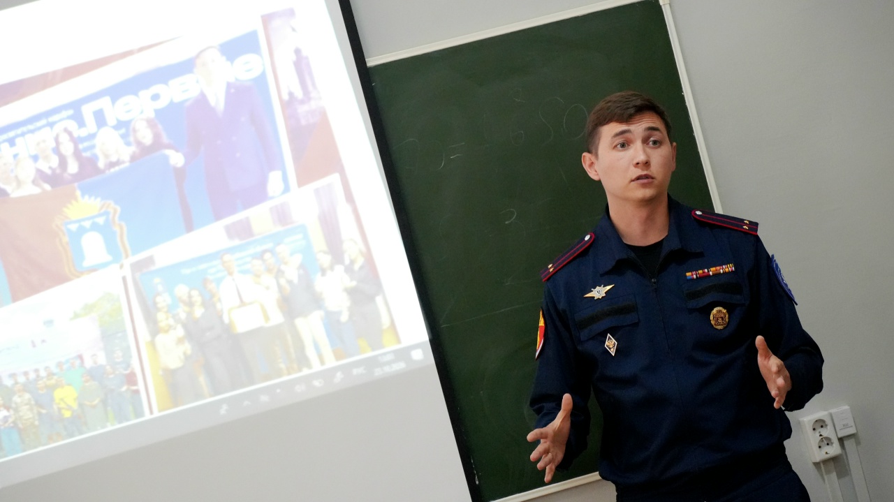 Изображение новости: Участники проекта «СВОй путь» провели для учеников Державинского лицея уроки мужества