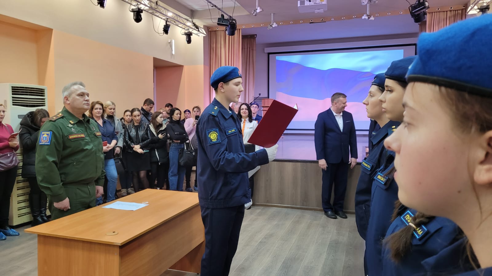 Молодые курсанты военно-спортивного центра "Волк" приняли юнармейскую клятву.