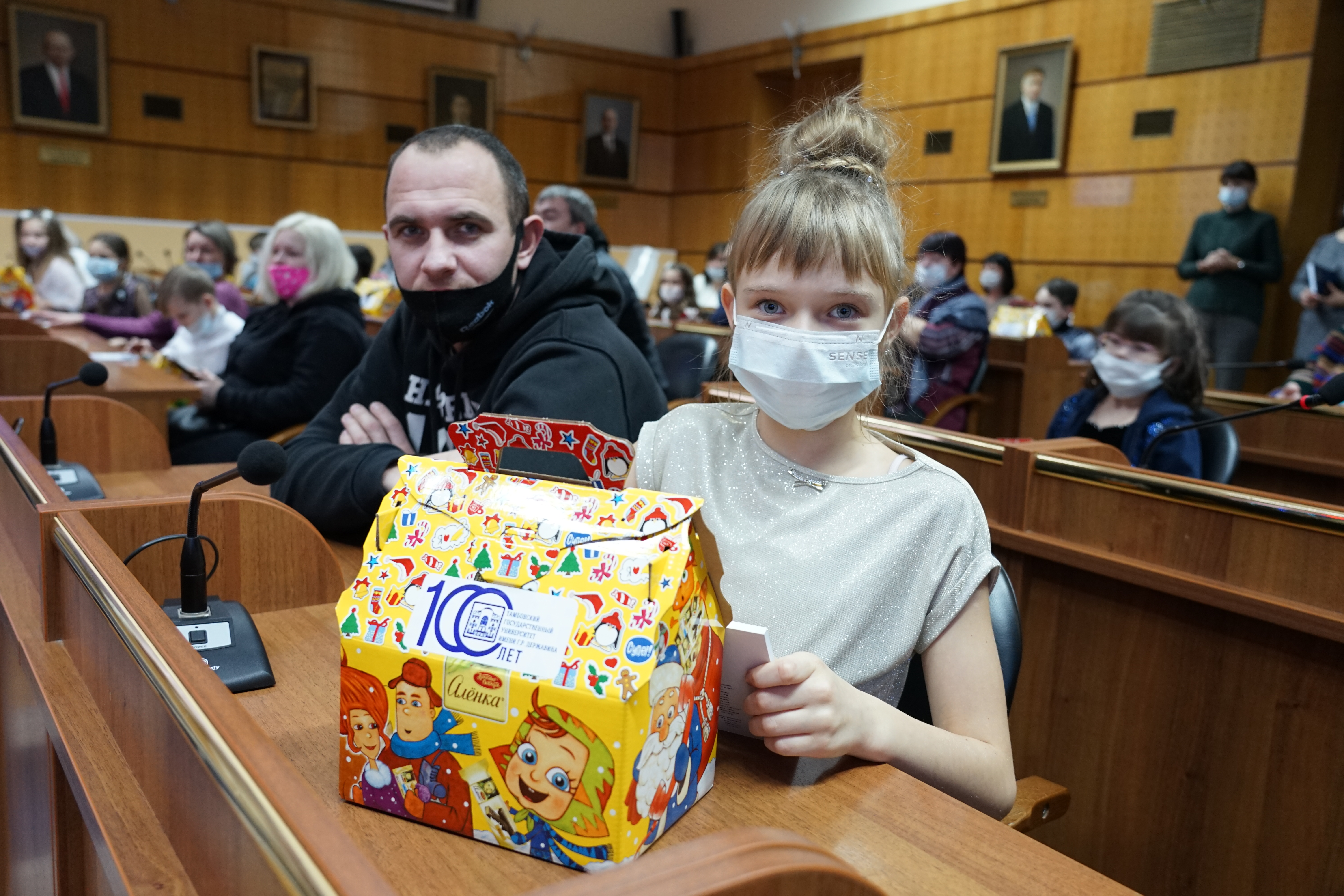 Изображение новости: В университете проходят новогодние благотворительные акции в рамках проекта «Державинский – детям»