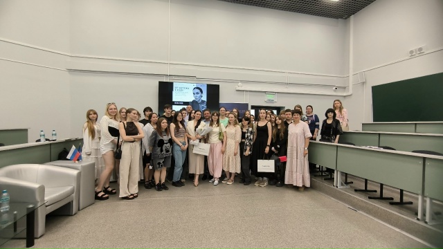Студенты и преподаватели кафедры дизайна и изобразительного искусства посетили открытую лекцию Екатерины Теремковой (студия «Терем Дизайн») в рамках брифинга Опоры России — в которых она разобрала всю АрхМоскву-26 по полочкам.  Она затронула такие темы ка