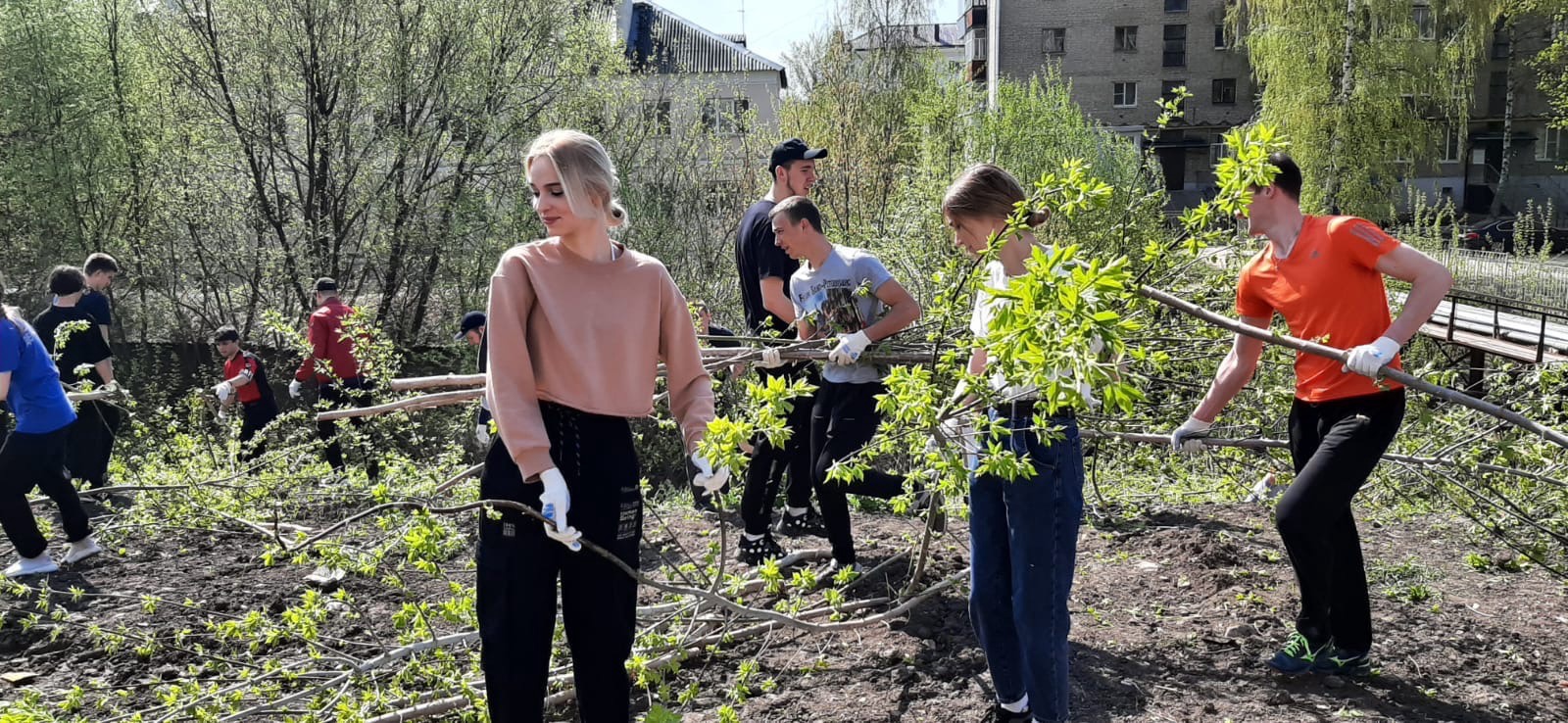 26 апреля студенты ИУЭиС Державинского университета поучаствовали в  масштабном субботнике, состоявшимся на берегах реки Студенец