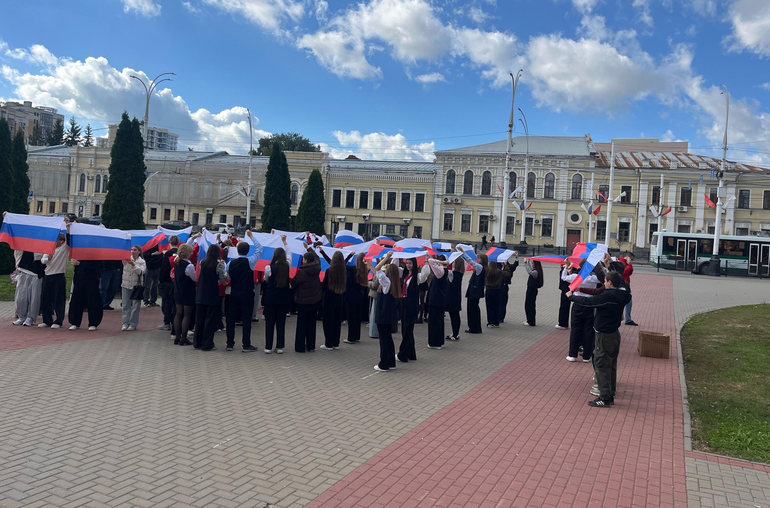 Изображение новости: Студенты Державинского присоединились к патриотическому флешмобу в честь дня рождения президента РФ