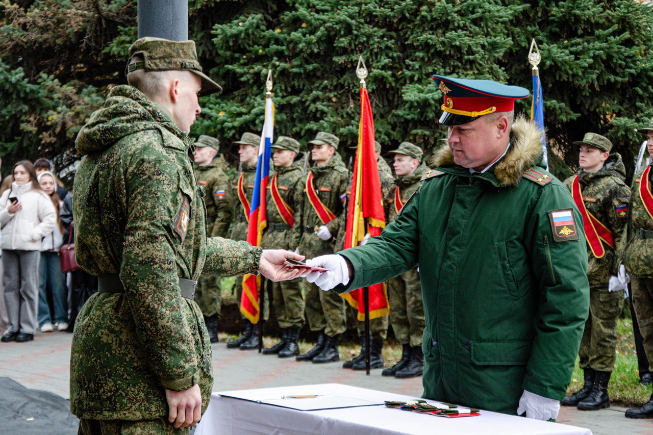 Выпускникам Военного учебного центра Державинского вручили погоны лейтенантов и сержантов фото анонса