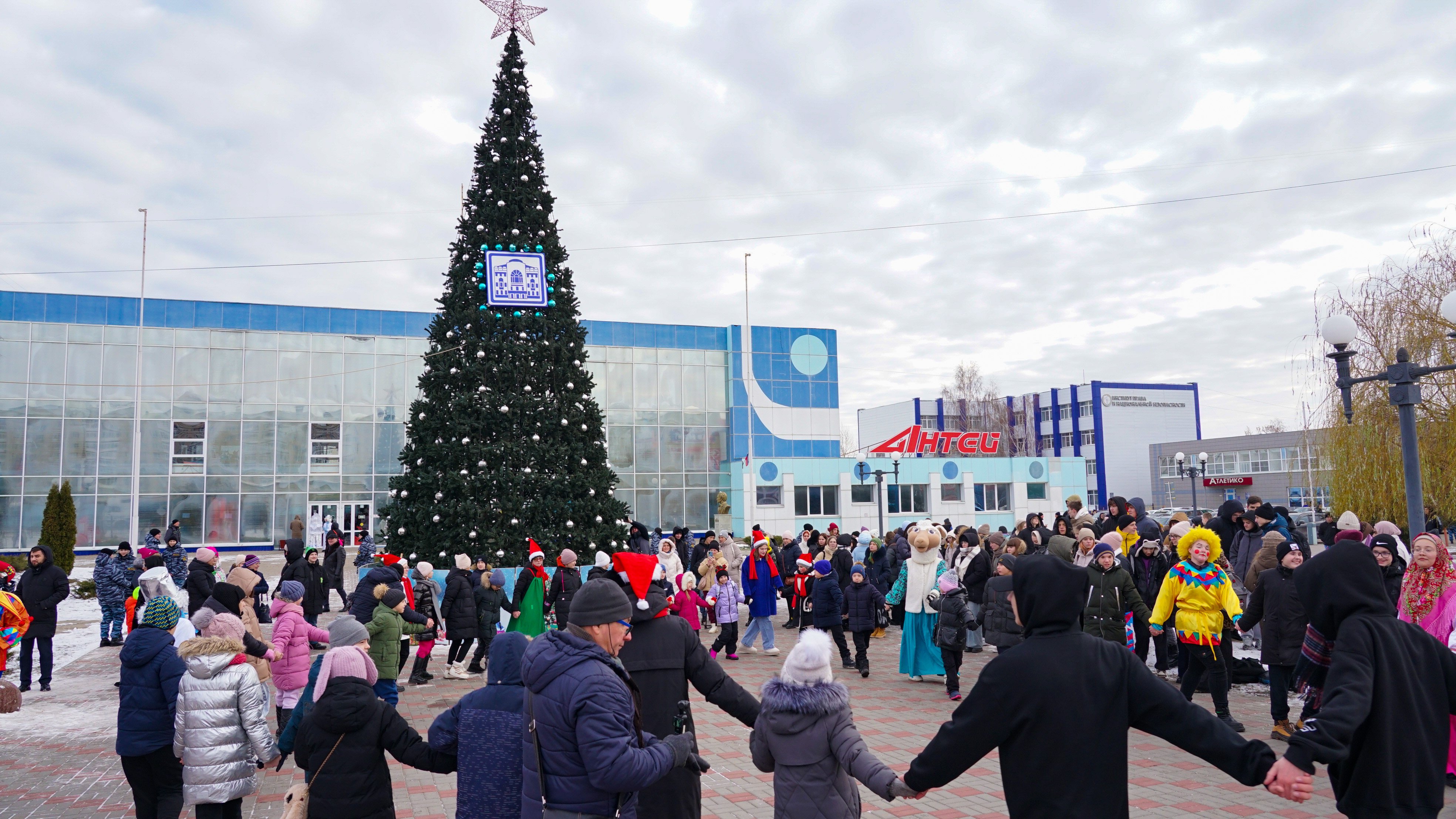 В Державинском открыли главную елку университета фото анонса