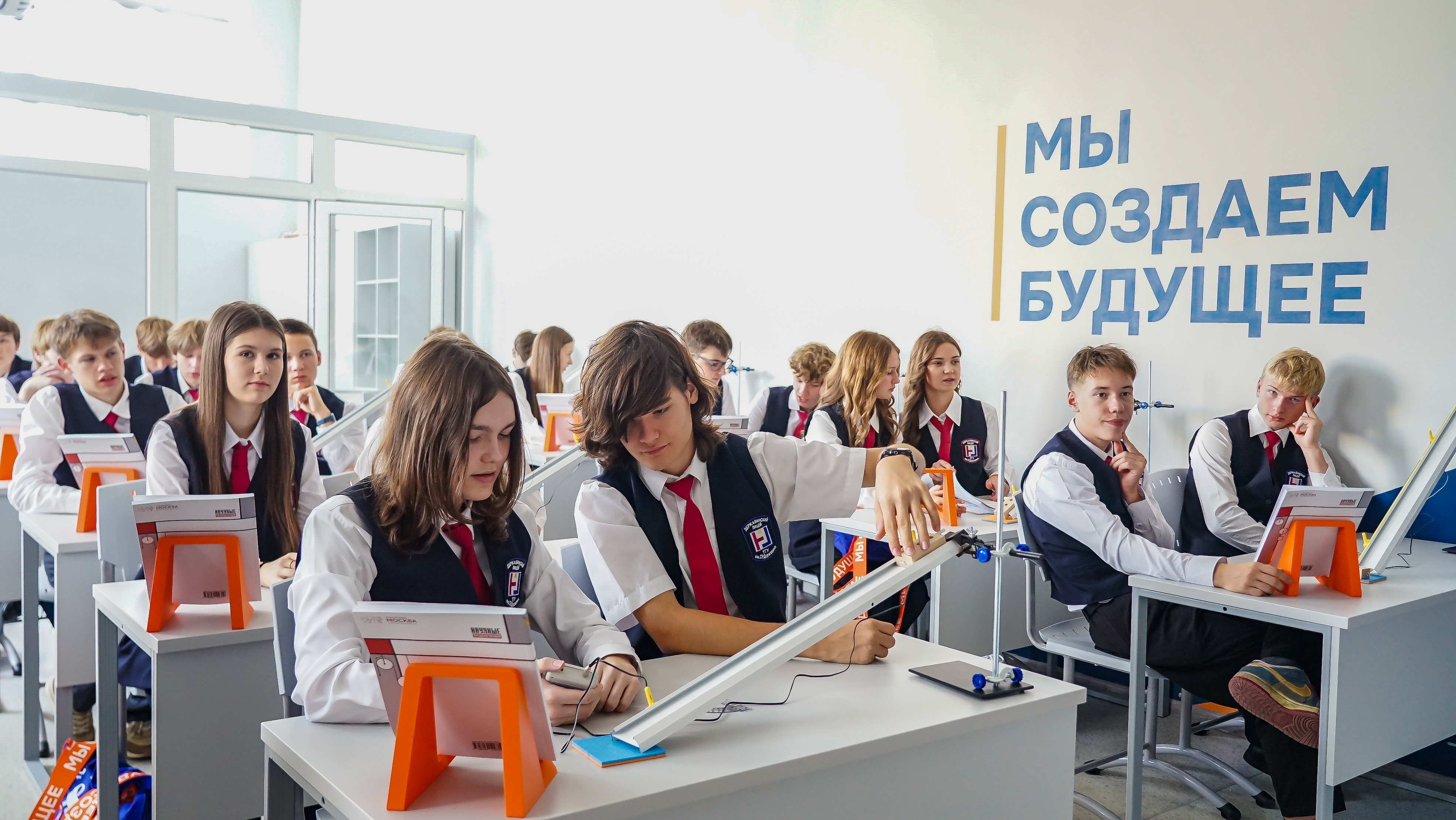 Изображение новости: В День знаний в Державинском лицее торжественно открыли первый в регионе инженерный класс