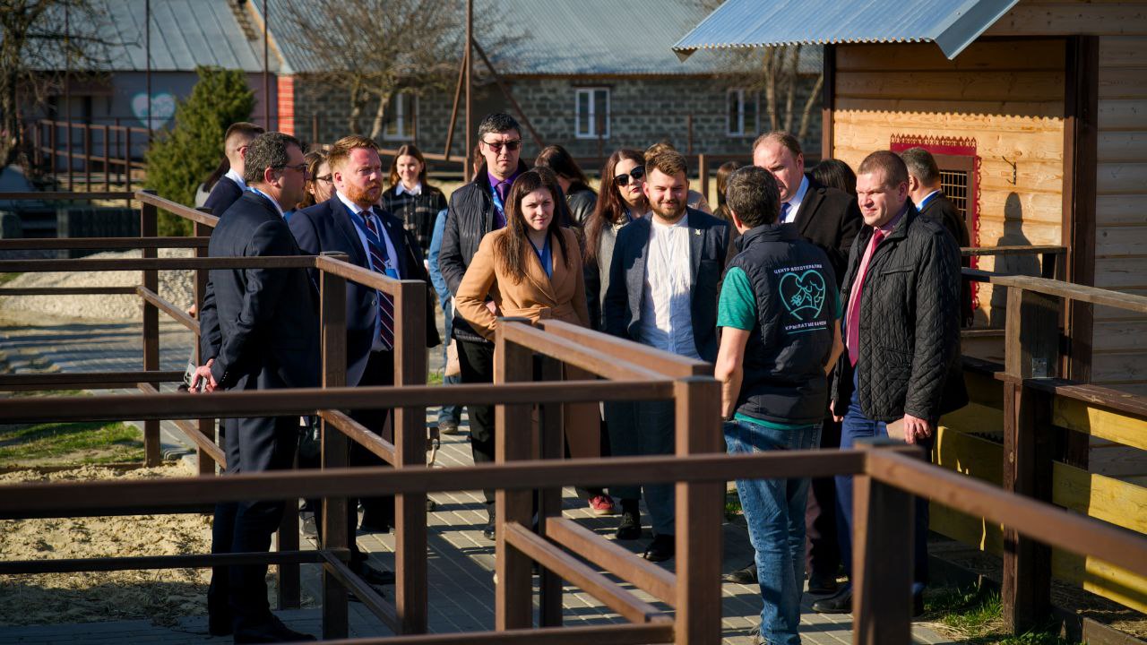 Изображение новости: В Центре иппотерапии «Крылатые качели» Державинского открыли новый манеж