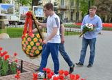 Изображение Во время пробега ретро-автомобилей в Тамбове волонтёры ТГУ почтили память защитников Отечества