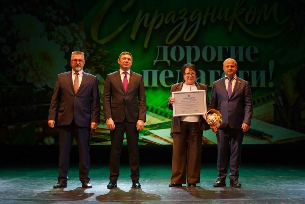 Изображение новости: Директору Державинского лицея Татьяне Мангер присвоили звание «Почётный работник сферы образования Тамбовской области»