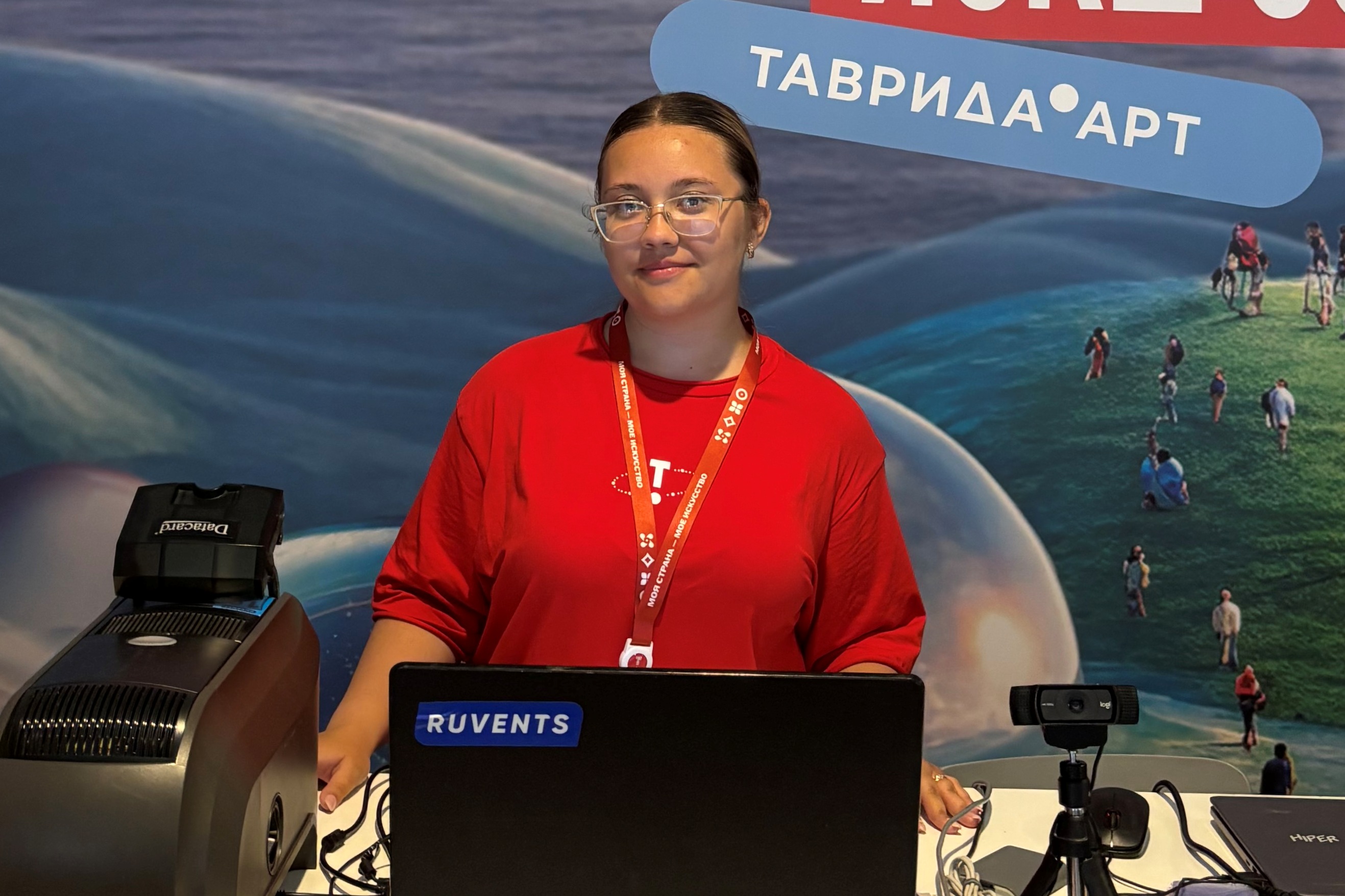 Волонтер ТГУ Ирина Канаева помогала участникам фестиваля «Таврида.АРТ» в Крыму фото анонса