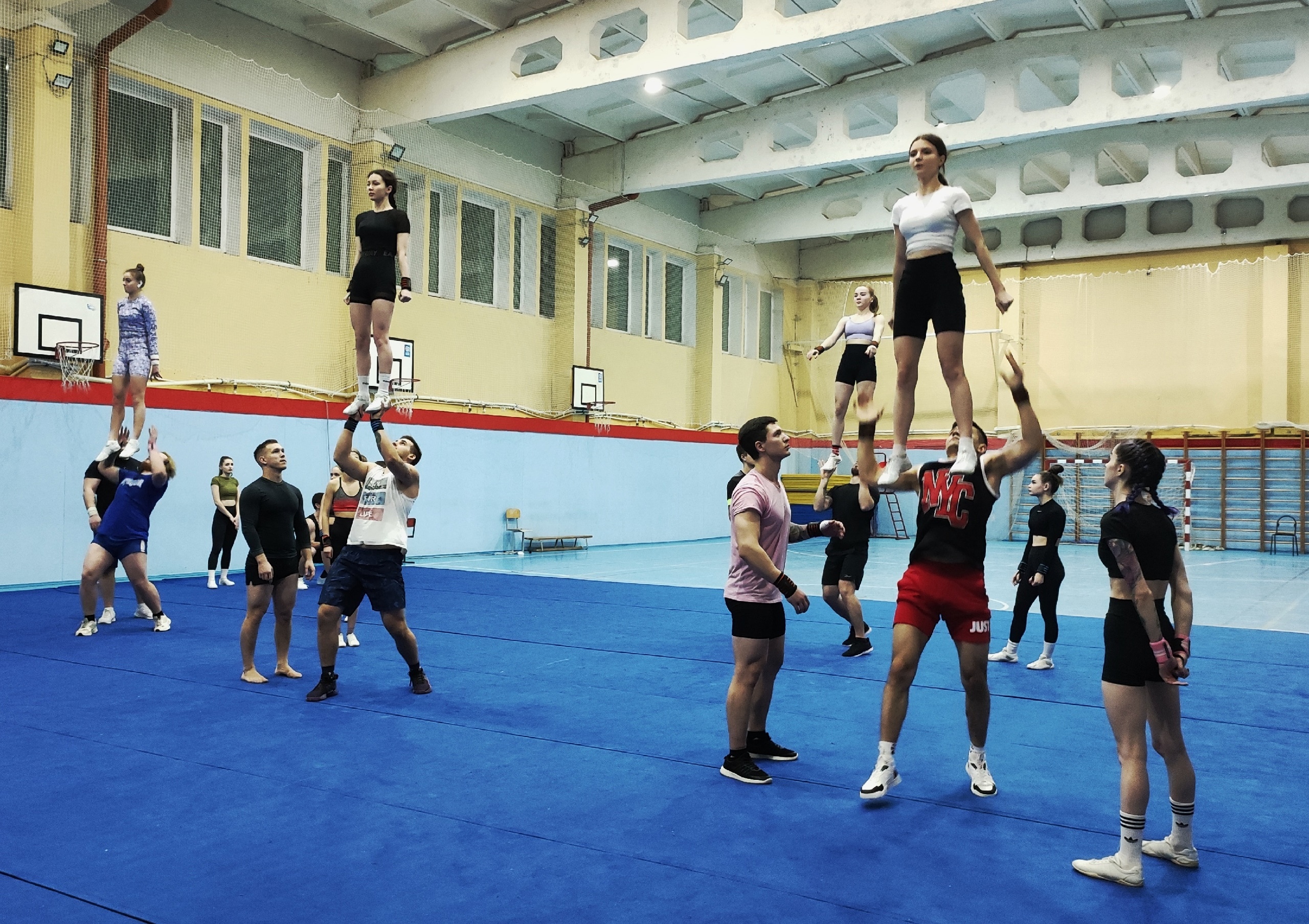 Мастер спорта России, тренер Никита Денисов провел мастер-класс для cheer-mix команды Державинского «TeamRise» фото анонса