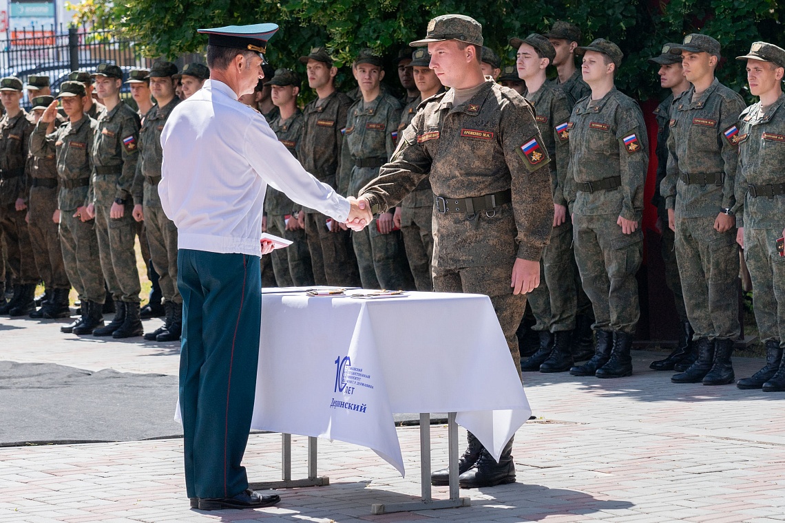 Выпускникам Военного учебного центра Державинского вручили погоны фото детальные