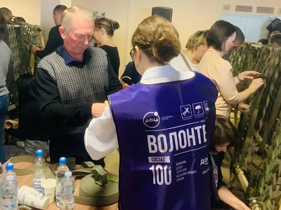 Изображение  Державинцы плетут маскировочные сети для участников СВО