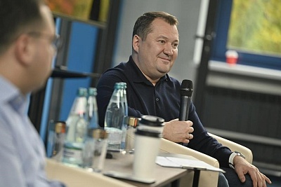 Изображение  Глава региона Максим Егоров и и.о. ректора Державинского Павел Моисеев пообщались с участниками профильной смены в Державинском