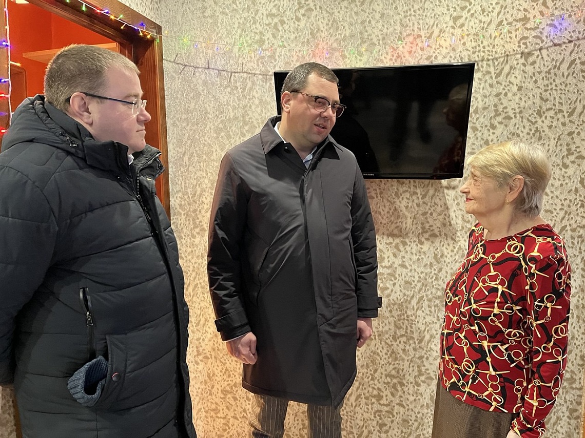 Университет поздравляет с Новым годом своих ветеранов Университет поздравляет с Новым годом своих ветеранов фото детальные