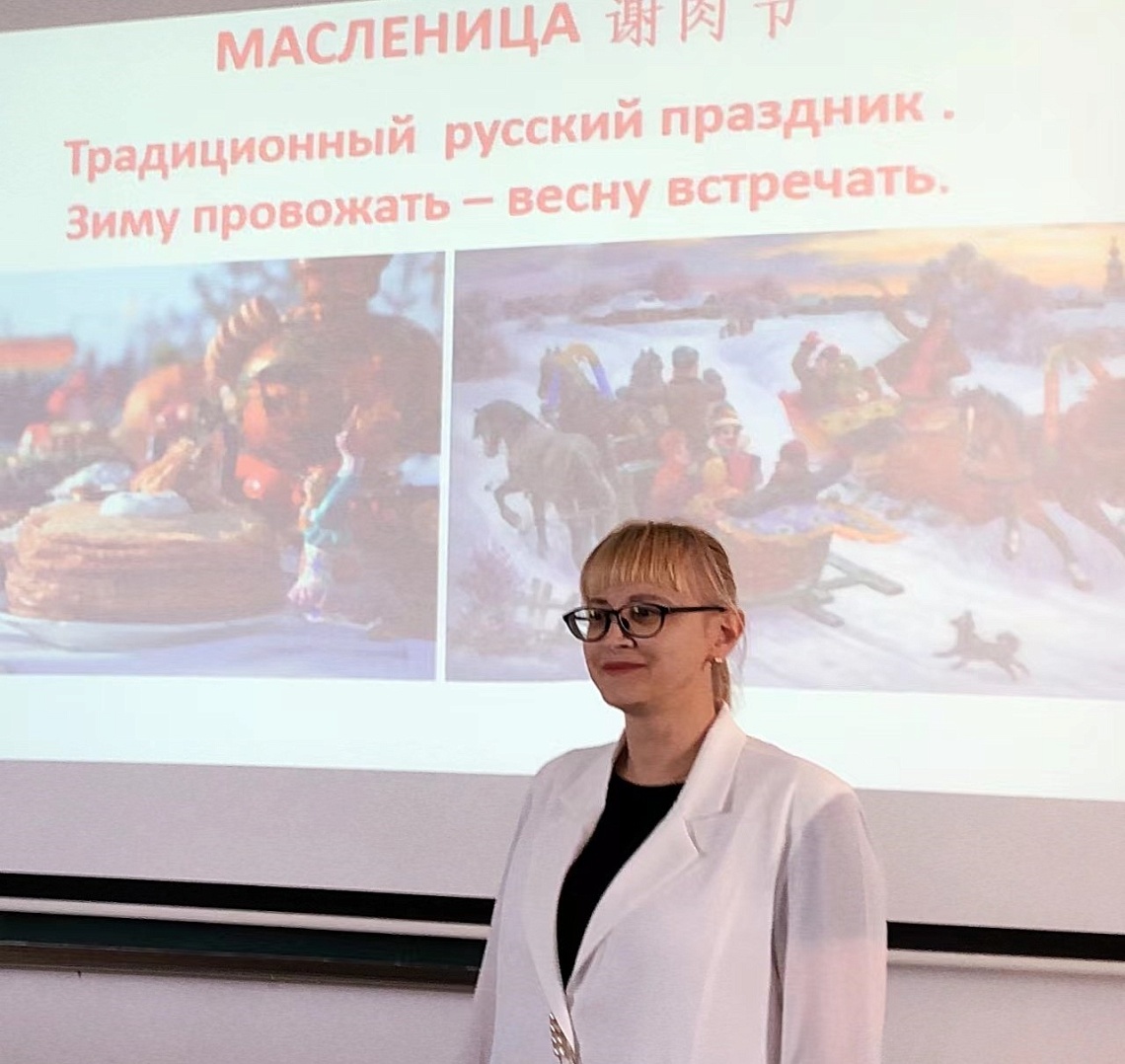 Преподаватели Державинского знакомят студентов Хайнаньского института экономики и бизнеса с русскими народными праздниками Преподаватели Державинского знакомят студентов Хайнаньского института экономики и бизнеса с русскими народными праздниками фото детальные