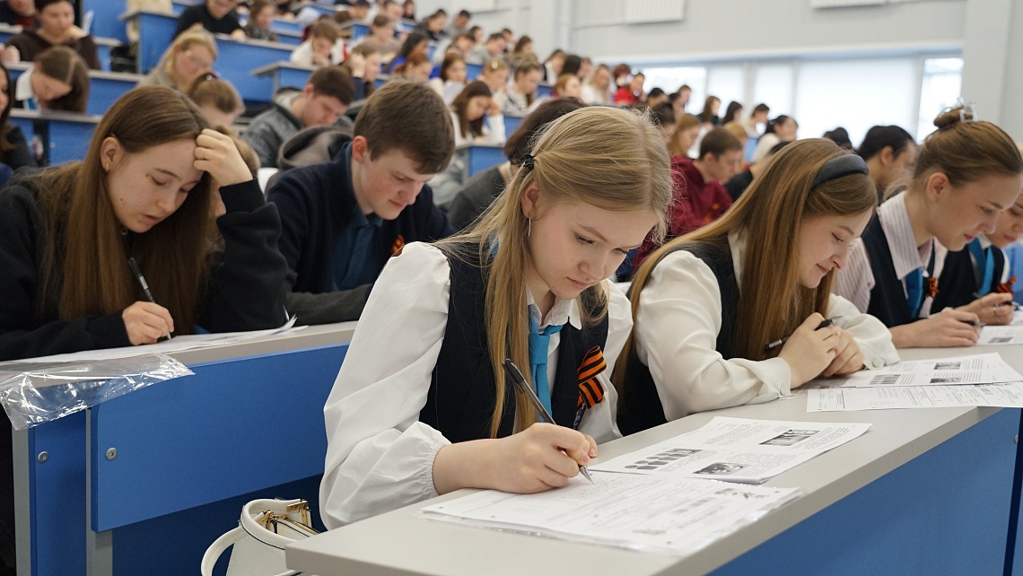 В Державинском написали Диктант Победы фото детальные
