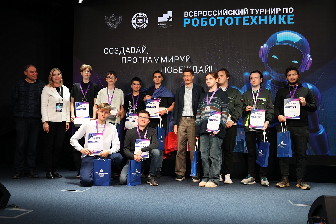 Первокурсник Державинского Вадим Володин – победитель Всероссийского турнира по робототехнике фото детальные