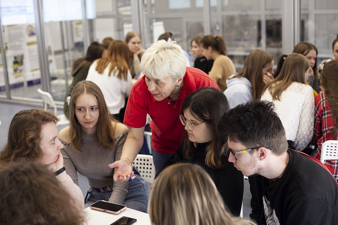 Преподаватель МГПУ Марина Борисова проводит мастер-классы по вожатской деятельности для студентов Державинского Преподаватель МГПУ Марина Борисова проводит мастер-классы по вожатской деятельности для студентов Державинского фото детальные