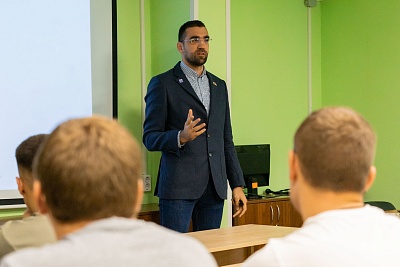 Изображение В Державинском читает лекции преподаватель сербского  вуза-партнера Адам Петрович