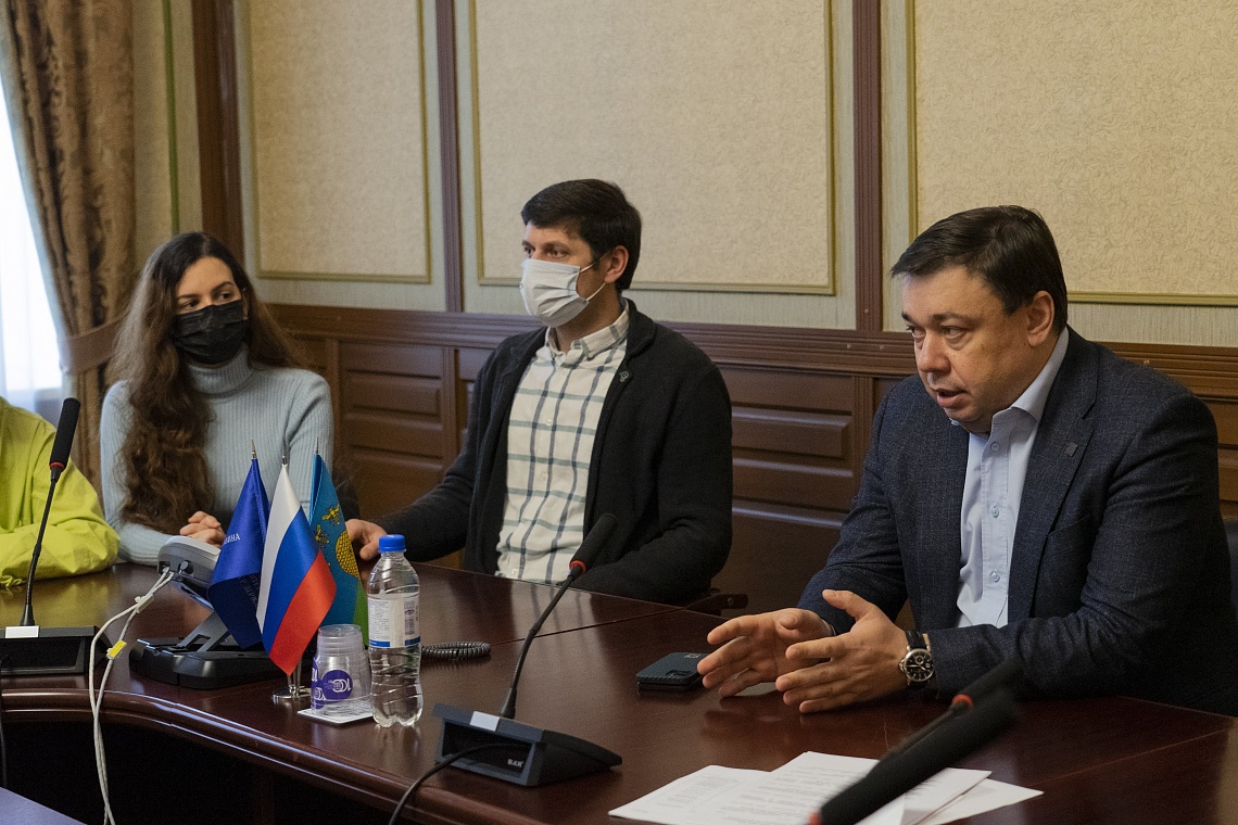 Державинский запускает горячую линию для поддержки иностранных студентов региона  фото детальные