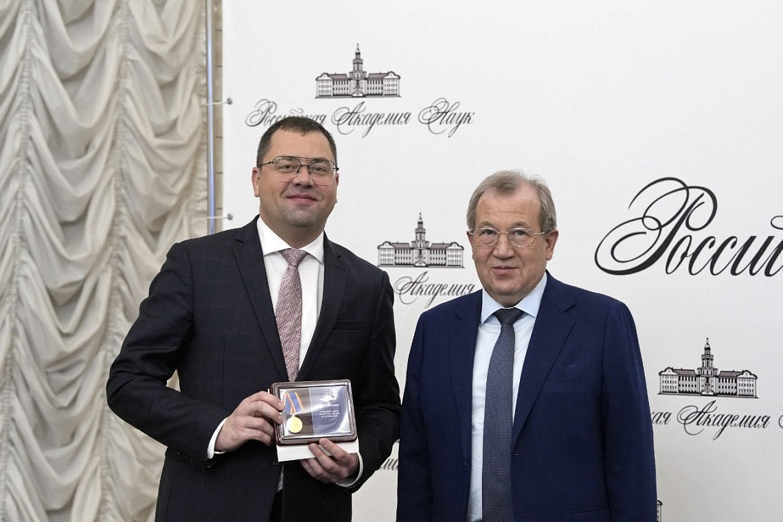 Павлу Моисееву вручена медаль «300 лет Российской Академии наук» фото детальные