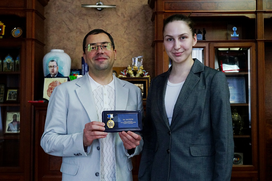 Ректор Павел Моисеев наградил студентку и участницу Олимпийских игр Анастасию Семёнову за заслуги перед вузом фото детальные