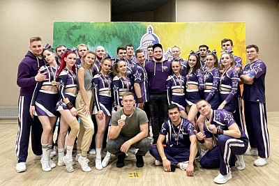 Изображение Команда Державинского по чирлидингу «TeamRise» – первая во Всероссийских соревнованиях по чир-спорту «Чирмания Питер»