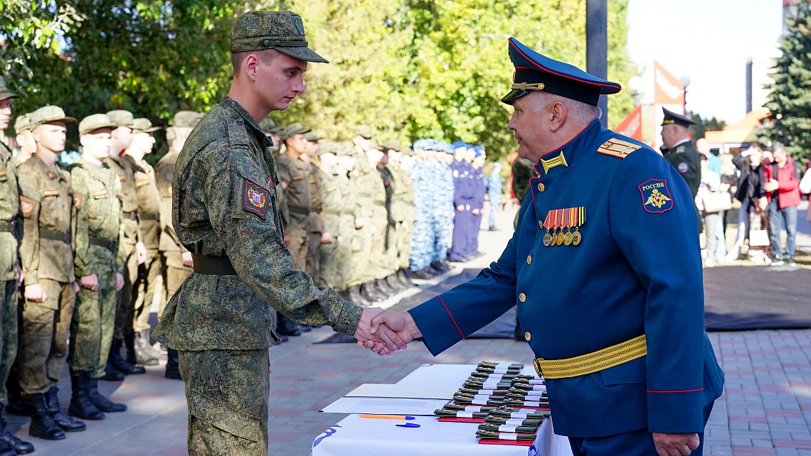 Выпускники Военного учебного центра Державинского получили погоны лейтенантов и сержантов Выпускники Военного учебного центра Державинского получили погоны лейтенантов и сержантов фото детальные