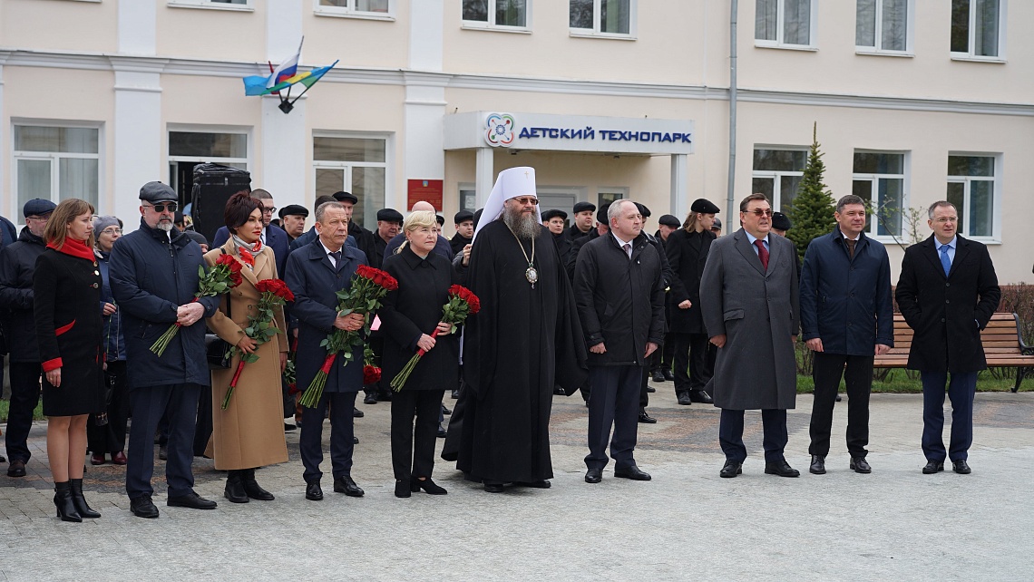 Державинцы – участники церемонии открытия памятника правителю Тамбовского наместничества, видному государственному деятелю и просветителю  Гавриилу Державину фото детальные