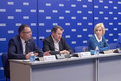 Изображение Глава региона Максим Егоров и проректор Державинского университета Павел Моисеев – участники рабочего совещания по Донбассу в ЦИК «Единой России» 