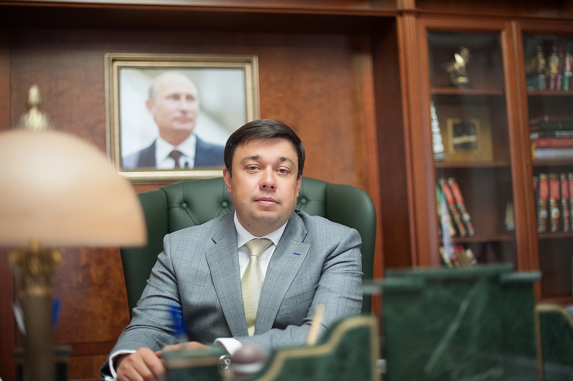 Ректор Державинского университета Владимир Стромов поздравляет с Новым годом и Рождеством фото детальные